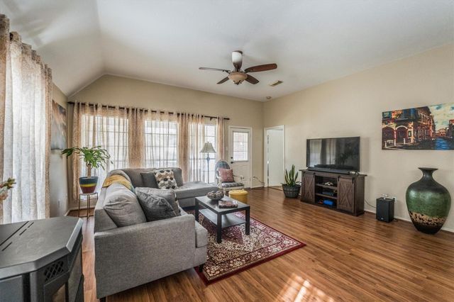 822 W Country Meadows Lane, Pearland, TX 77584