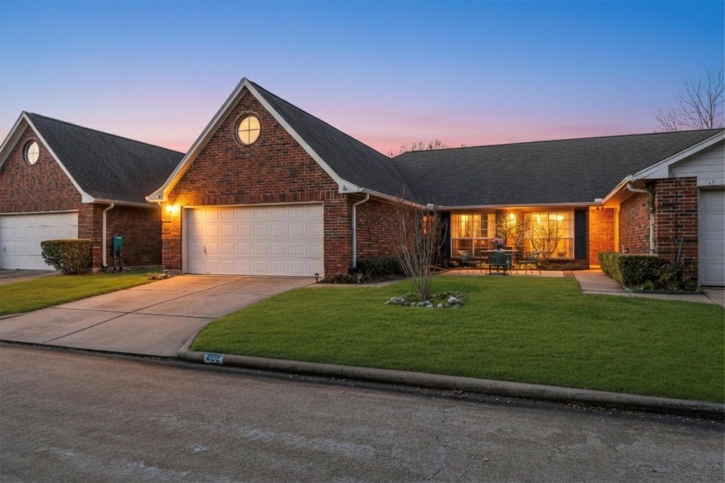 822 W Country Meadows Lane, Pearland, TX 77584