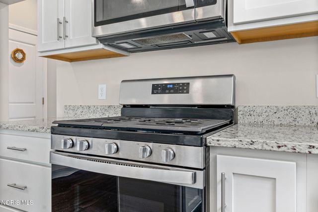 199 Valley Hall Drive, Perrysburg, OH 43551