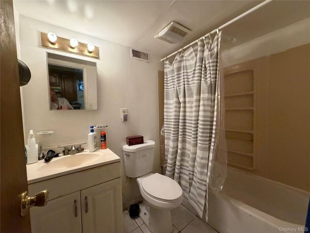 7 Crystal Lane, Brentwood, NY 11717