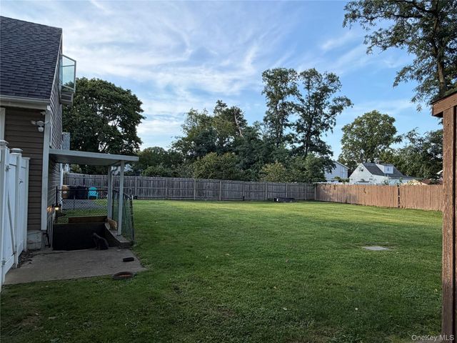 7 Crystal Lane, Brentwood, NY 11717