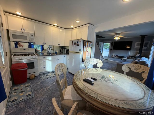 7 Crystal Lane, Brentwood, NY 11717