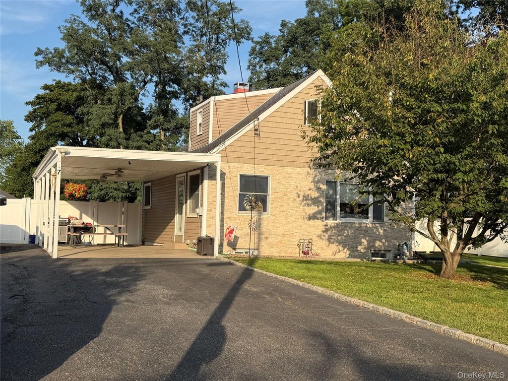 7 Crystal Lane, Brentwood, NY 11717 — exterior