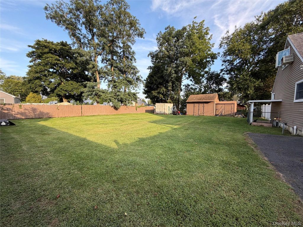 7 Crystal Lane, Brentwood, NY 11717 — photo 4
