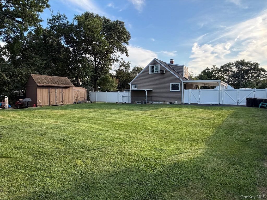 7 Crystal Lane, Brentwood, NY 11717 — photo 5