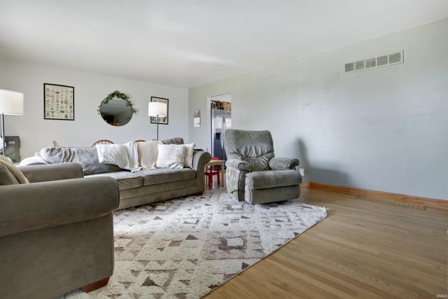 2220 Swinging Way, Evansville, IN 47711