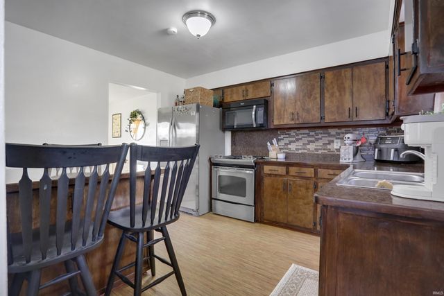 2220 Swinging Way, Evansville, IN 47711