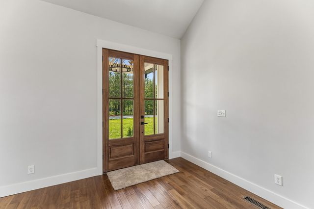 136 Summer Lake Dr, Summertown, TN 38483
