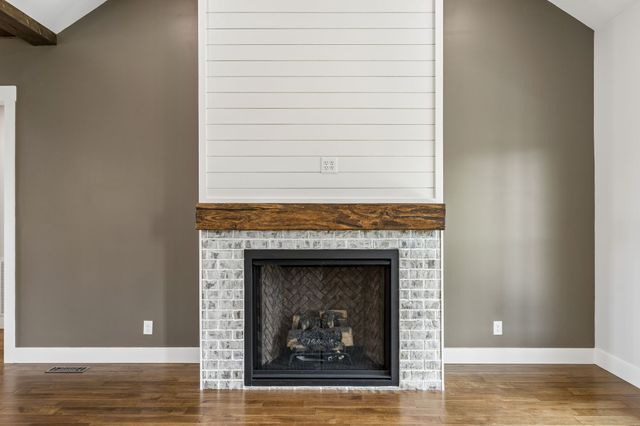 136 Summer Lake Dr, Summertown, TN 38483