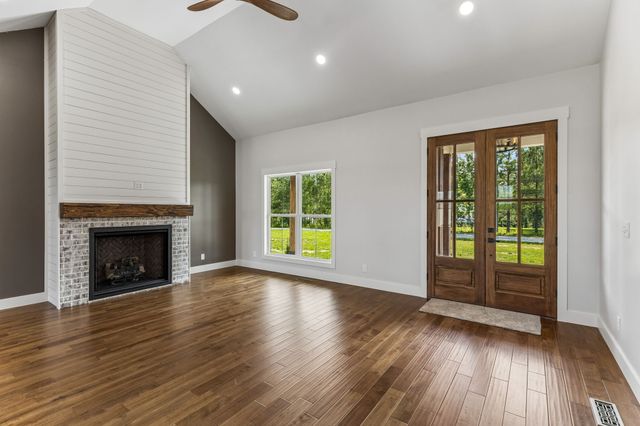 136 Summer Lake Dr, Summertown, TN 38483