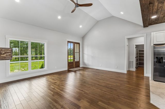136 Summer Lake Dr, Summertown, TN 38483