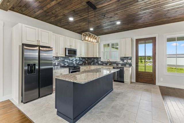 136 Summer Lake Dr, Summertown, TN 38483