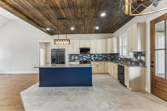 136 Summer Lake Dr, Summertown, TN 38483