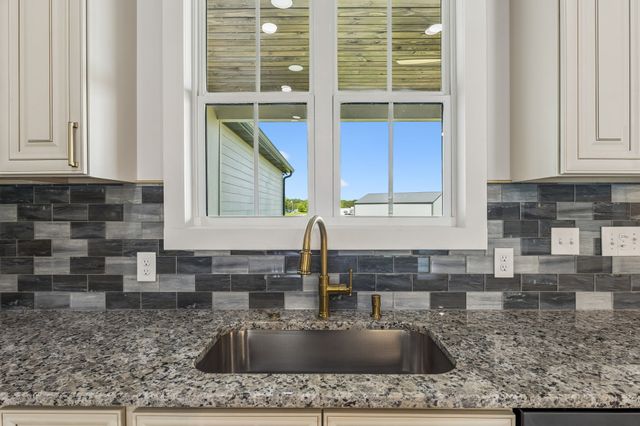 136 Summer Lake Dr, Summertown, TN 38483