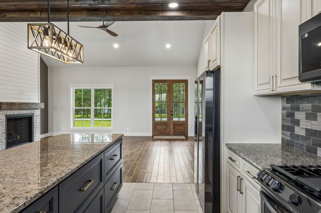 136 Summer Lake Dr, Summertown, TN 38483