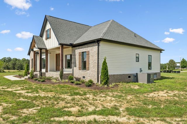 136 Summer Lake Dr, Summertown, TN 38483
