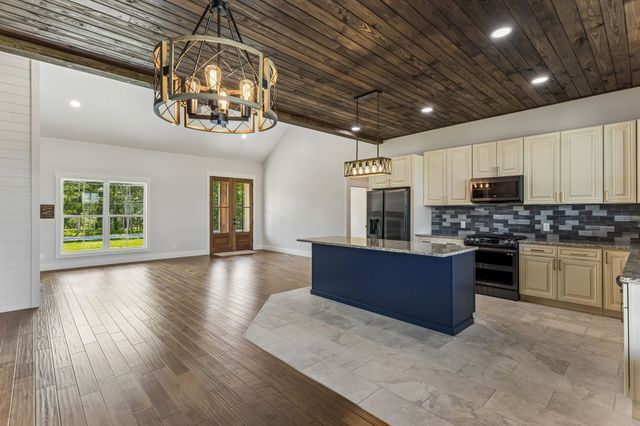 136 Summer Lake Dr, Summertown, TN 38483