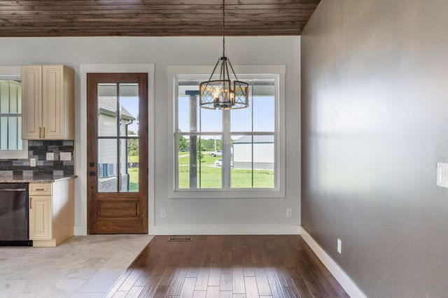 136 Summer Lake Dr, Summertown, TN 38483