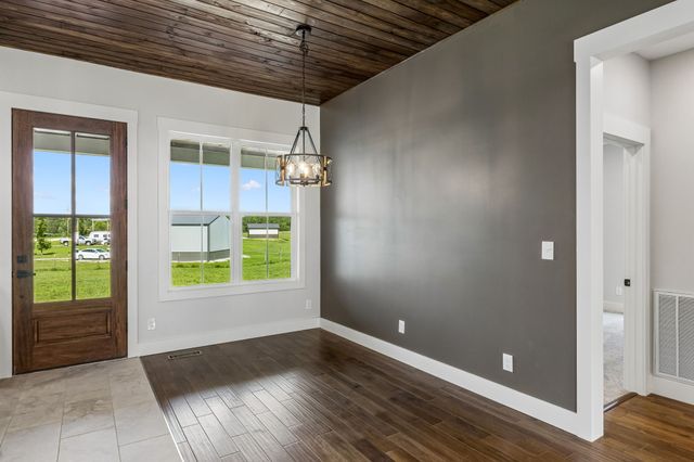 136 Summer Lake Dr, Summertown, TN 38483