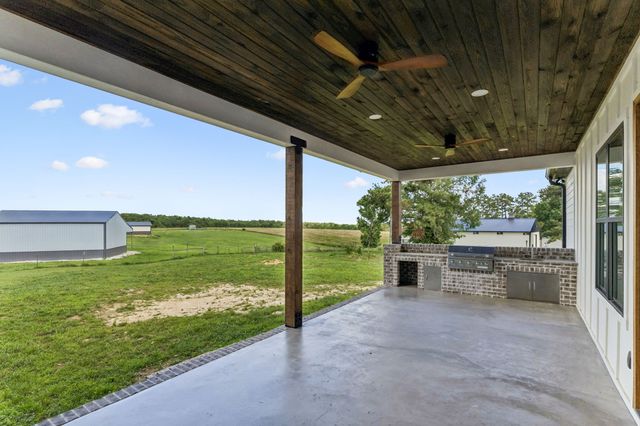 136 Summer Lake Dr, Summertown, TN 38483