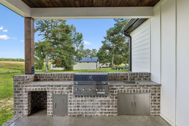 136 Summer Lake Dr, Summertown, TN 38483