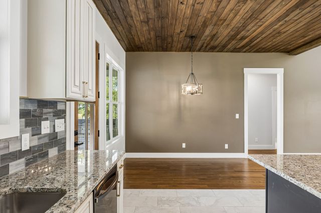 136 Summer Lake Dr, Summertown, TN 38483