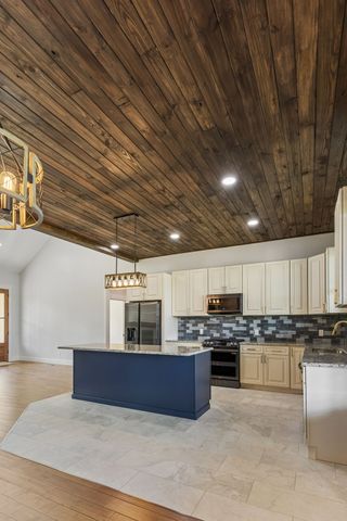136 Summer Lake Dr, Summertown, TN 38483