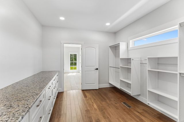 136 Summer Lake Dr, Summertown, TN 38483