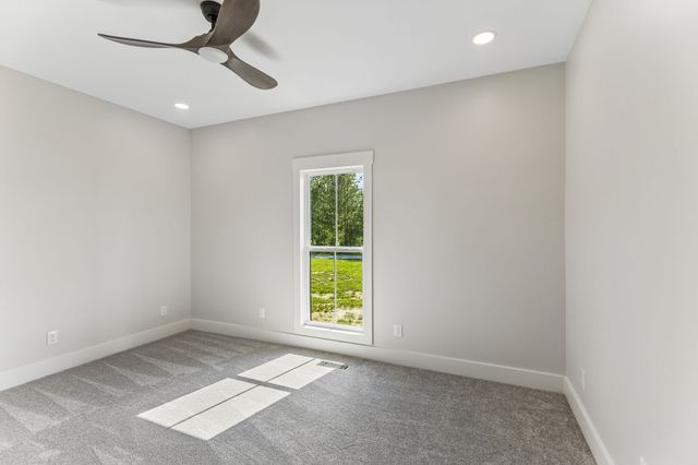 136 Summer Lake Dr, Summertown, TN 38483