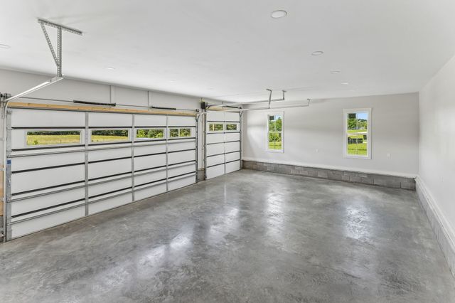 136 Summer Lake Dr, Summertown, TN 38483