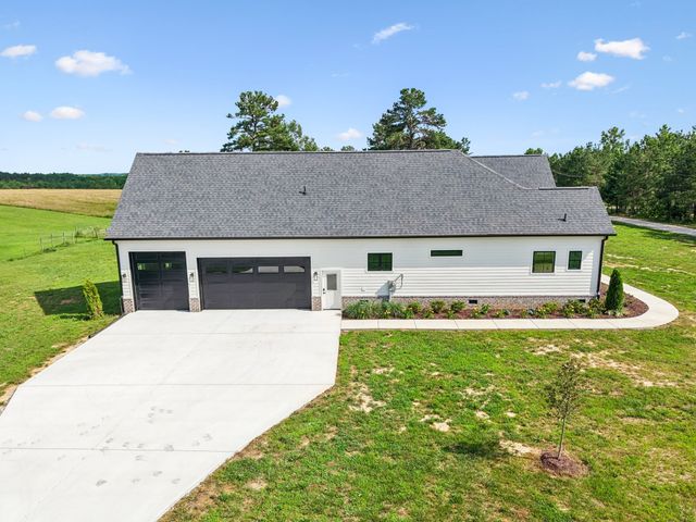 136 Summer Lake Dr, Summertown, TN 38483