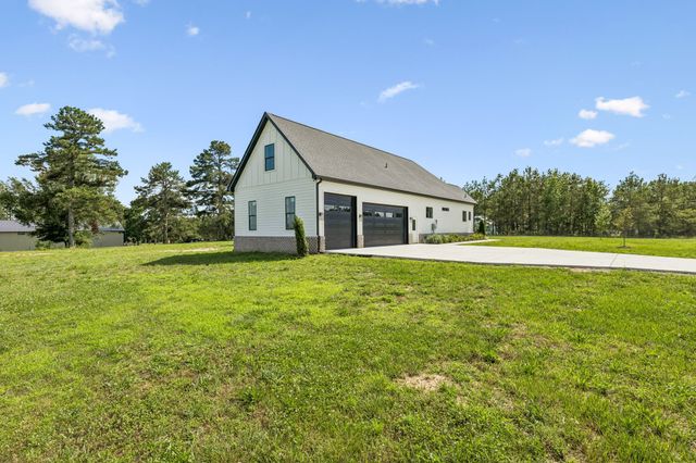 136 Summer Lake Dr, Summertown, TN 38483