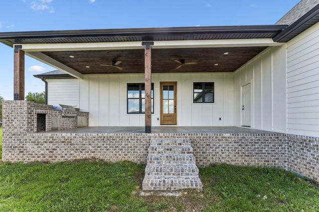 136 Summer Lake Dr, Summertown, TN 38483