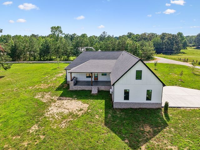 136 Summer Lake Dr, Summertown, TN 38483