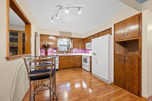 9322 W Cold Spring ROAD, Greenfield, WI 53228