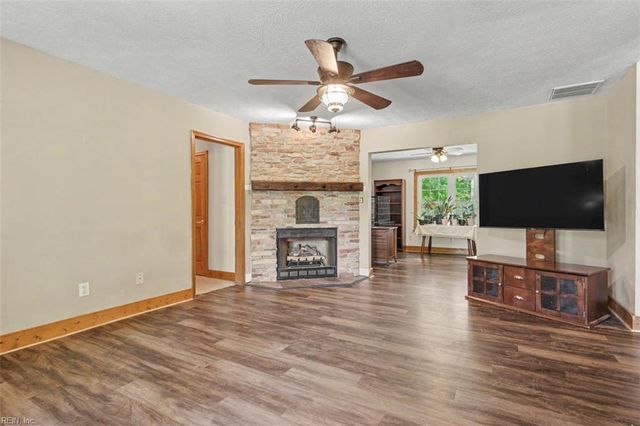 8237 Spring Hill Farm RD, Gloucester, VA 23061