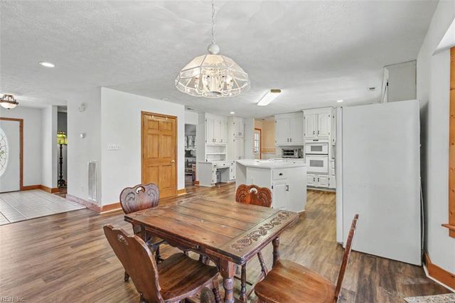 8237 Spring Hill Farm RD, Gloucester, VA 23061