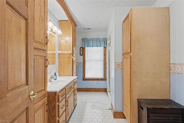 8237 Spring Hill Farm RD, Gloucester, VA 23061
