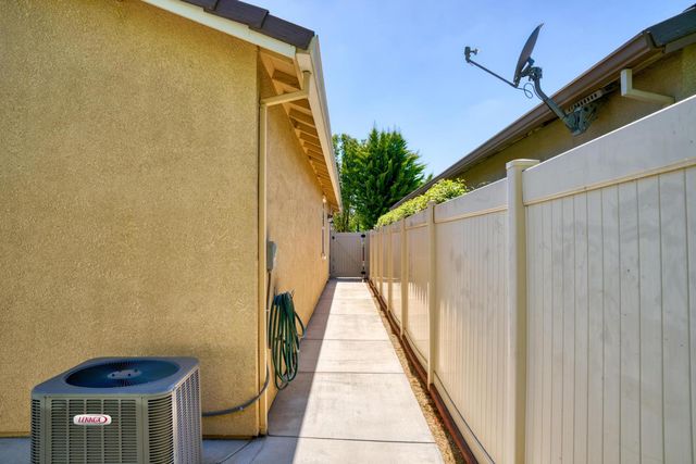 2904 Cotton Briar Ln, Manteca, CA 95336