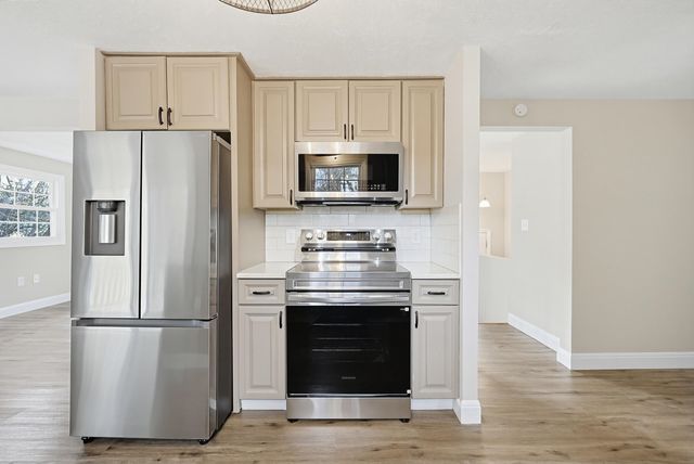 4 Autumn Circle, Plaistow, NH 03864