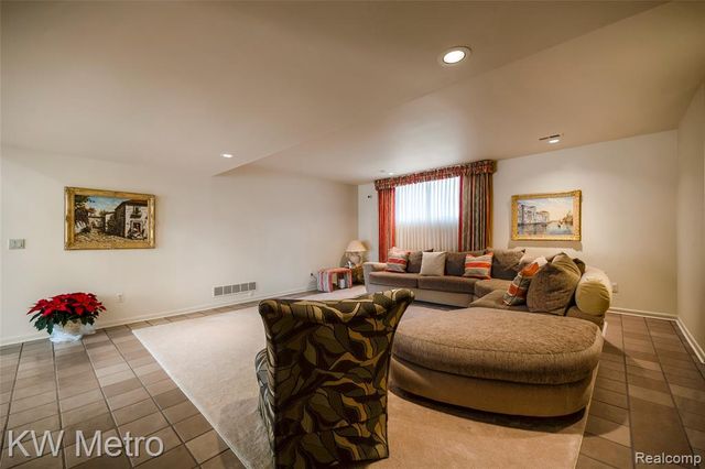 3086 Bloomfield Park, West Bloomfield, MI 48323