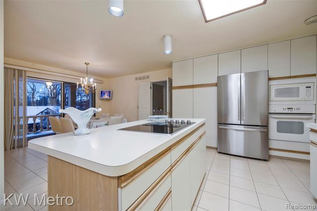 3086 Bloomfield Park, West Bloomfield, MI 48323