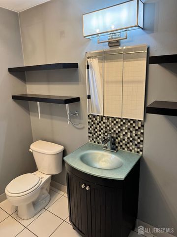 6501 Avenue C, Edison, NJ 08837