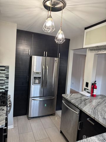 6501 Avenue C, Edison, NJ 08837