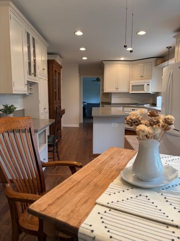 909 E Rockwell Street, Arlington Heights, IL 60005