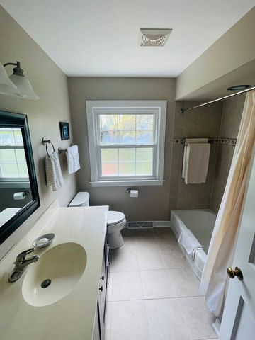 909 E Rockwell Street, Arlington Heights, IL 60005