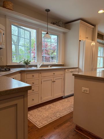 909 E Rockwell Street, Arlington Heights, IL 60005