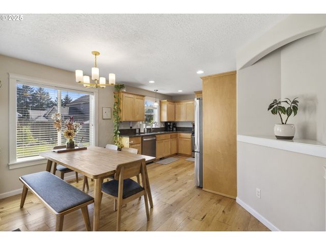 420 N 7TH St, Carlton, OR 97111