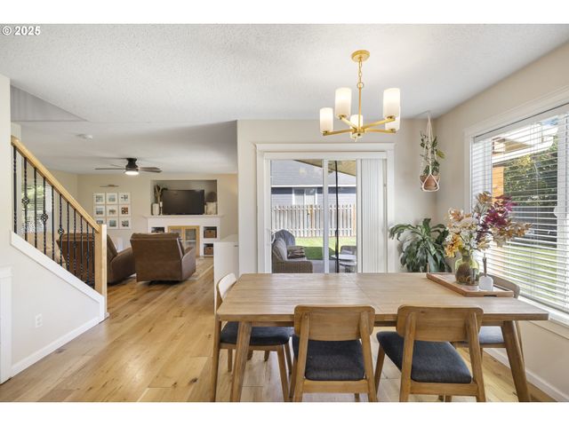 420 N 7TH St, Carlton, OR 97111