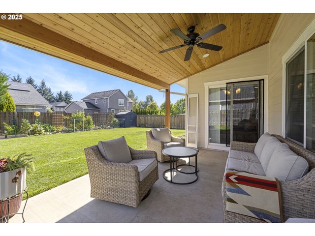 420 N 7TH St, Carlton, OR 97111